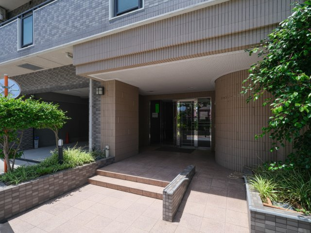 シャンノール金町のエントランス|「金町」駅徒歩４分！ペット飼育可能な平成１１年築の耐震基準適合マンション、シャンノール金町は即日現地案内可能となっておりますので、お気軽にお問い合わせください！