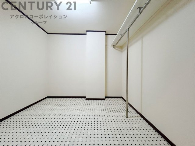 収納力が高く洋服や小物を整理しやすく、更衣室のように使え、部屋がすっきり保てます。収納の配置を自由に調整でき、換気性が良く防湿・防虫対策も可能。快適で機能的な生活空間を実現できます♪