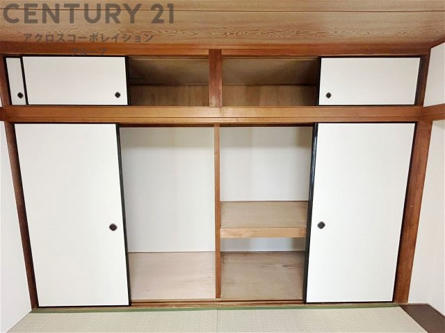 押入れは季節の衣類、寝具などを収納できます。伝統的な美しさと実用性が融合し、収納物を保護する調湿・換気効果があります。使い方によっては書類や小物なども効果的に整理でき空間を有効活用できます。