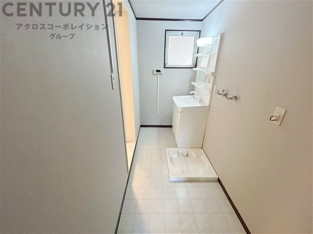 衣服の収納や脱ぎ着や整理整頓がしやすく、湿った衣類を乾燥させるスペースがありカビや臭いの発生を防ぎます。床の汚れを他の部屋に持ち込まず清潔を保つことができます。また快適な入浴環境の整備にも役立ちます。