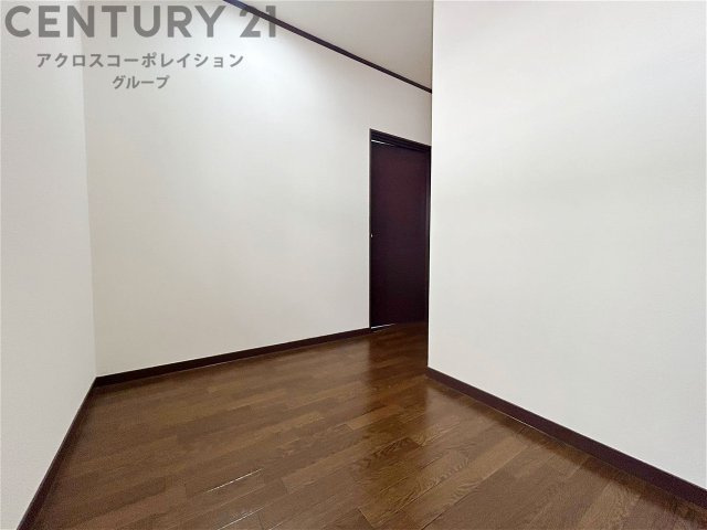 白を基調としたクロスにシックな色合いの建具が合う室内になります。
