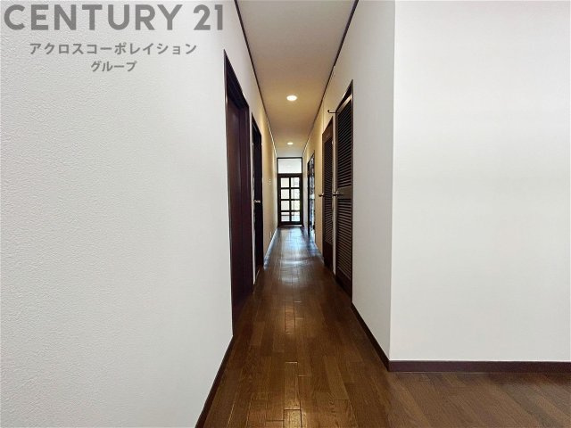 白を基調としたクロスにシックな色合いの建具が合う室内になります。