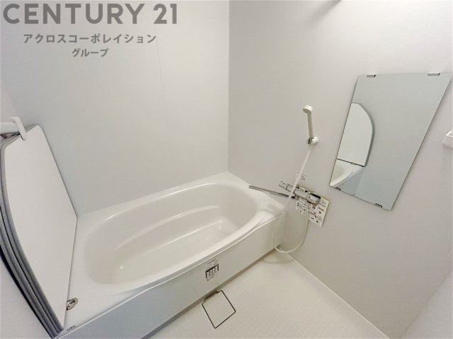 ユニットバスは省スペースでありながら、シンプルな設計と使いやすさを備え、簡便なメンテナンスが可能です。またミラー・小物置き場もあり便利です。