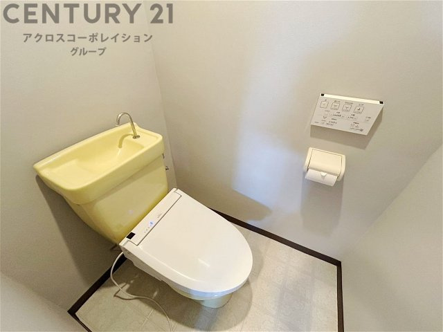 温水洗浄便座付トイレは温水洗浄機能により、暖かい水でおしりを洗浄することができ、冷たい水を使う従来の便座に比べ、温水洗浄機能で暖かいトイレを提供し、快適な使用を可能にします。