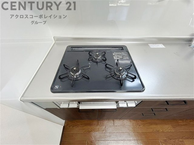 多数の調理器具を同時に使用でき、料理の効率化が可能。省エネで節約になり、様々な料理スタイルに適応できます。また、火力調整が独立しており、手入れや掃除もしやすく、今よりもっとお料理が楽しくなるかも。