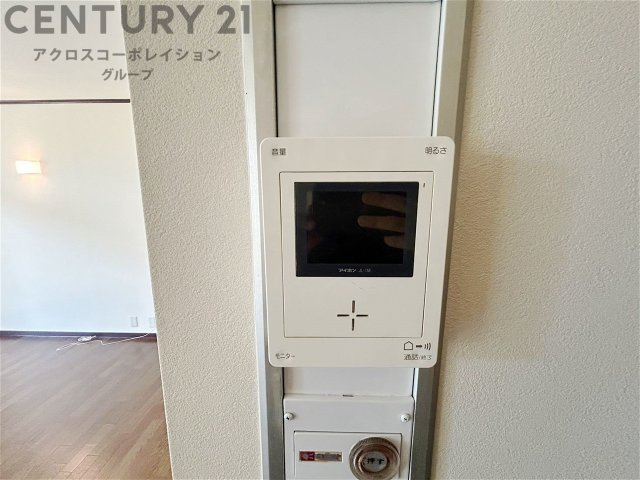 訪問者が来たときにテレビ画面で確認できるため、安心してドアを開けられます。録画機能があるものもあり、留守中に来訪者を記録しておくことができます。利便性が高く、セキュリティ面でも安心です。
