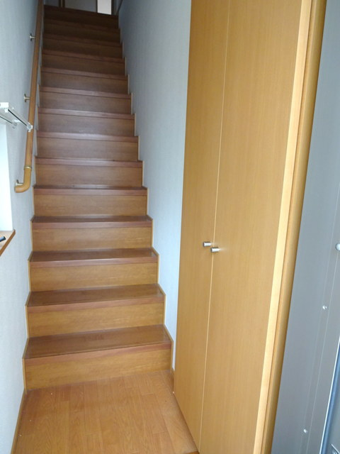 八王子市大和田町３丁目の賃貸マンションの玄関|★１階玄関、２階が居室です★