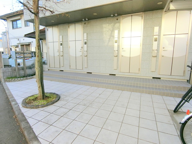 八王子市大和田町３丁目の賃貸マンションのエントランス
