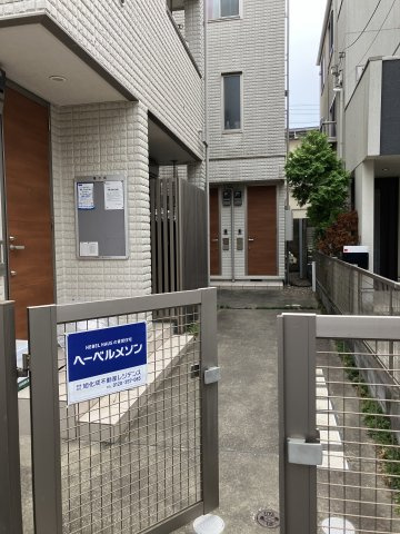 【エントランス】 | セレニティ南馬込 | 玄関ドアの前が門扉で区切られておりプライバシーも保ちやすい！
