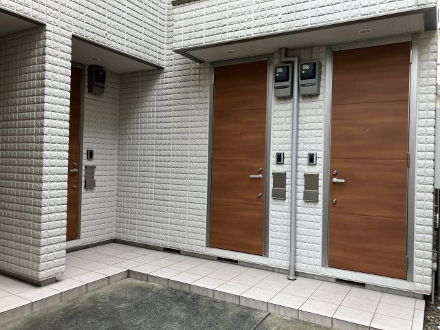 【玄関】 | セレニティ南馬込 | 1フロア2世帯で落ち着いた住環境でお住まいいただけます