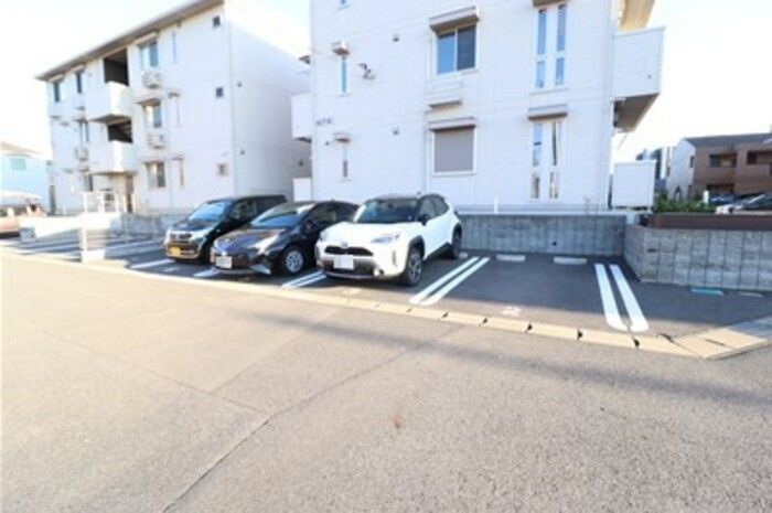メゾンフェリーチェおおたかの森の駐車場