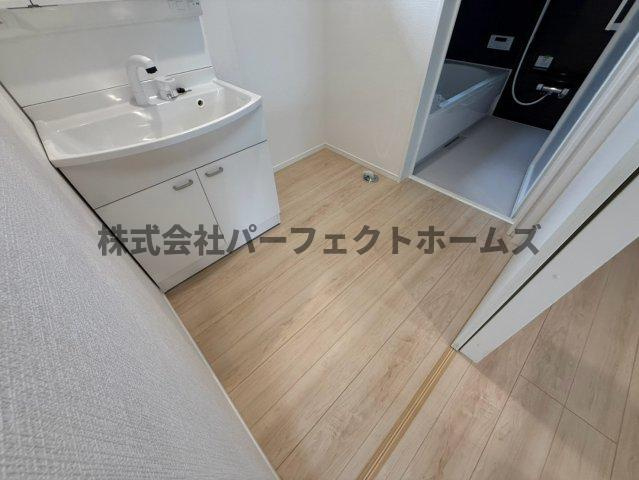 長尾峠町戸建　賃貸の洗面所|ゆったりとスペースのある洗面所