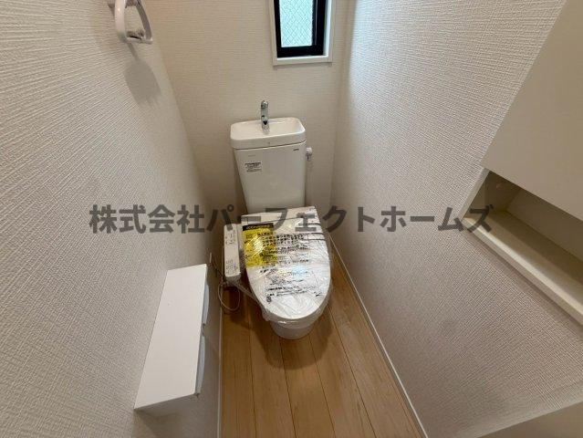 長尾峠町戸建　賃貸のトイレ|落ち着いた色調のトイレです