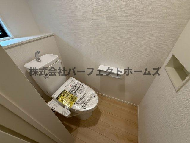 長尾峠町戸建　賃貸のトイレ|落ち着いた色調のトイレです
