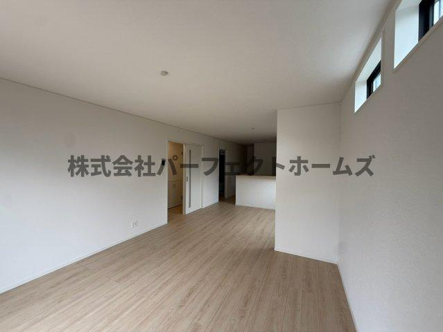 長尾峠町戸建　賃貸の居間・リビング|ゆったり過ごせるリビングです