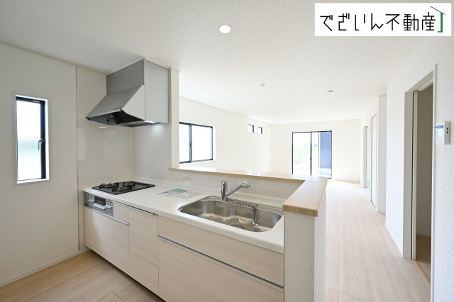 【キッチン】 | CRADLE GARDEN加須市北下新井 第6　【平屋】新築住宅 | ≪3号棟≫共働きでも無理なく使える効率的なレイアウト。夕食の準備も、家族の会話を楽しみながら進められる、心地よいキッチンです。
現地(2026年9月撮影)