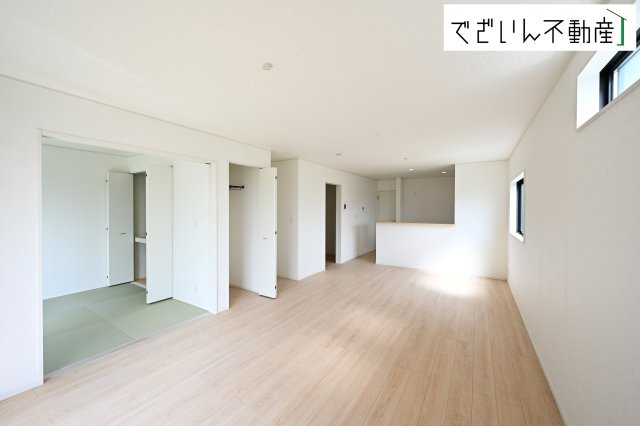 【居間・リビング】 | CRADLE GARDEN加須市北下新井 第6　【平屋】新築住宅 | ≪3号棟≫和室と隣接したリビングは、遊び場にもお昼寝スペースにも。育児と家族時間が無理なく両立できる、優しい間取りです。
現地(2026年9月撮影)