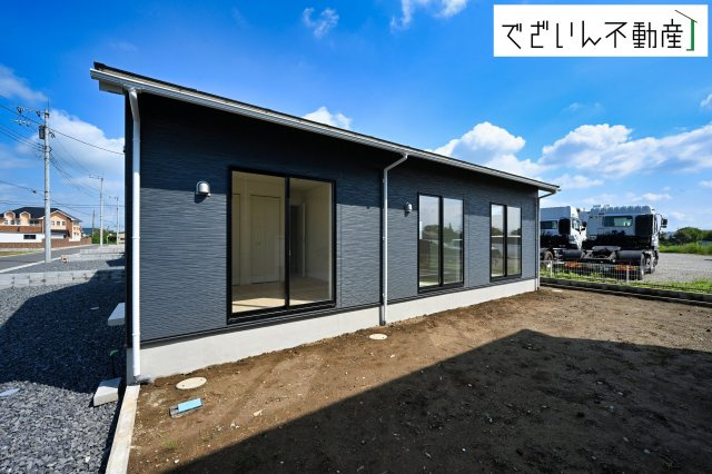 【外観】 | CRADLE GARDEN加須市北下新井 第6　【平屋】新築住宅 | ≪3号棟≫街並みに馴染む、シンプルで洗練された佇まい。暮らしにちょっとした遊び心を添えてくれるお家です。
現地(2026年9月撮影)