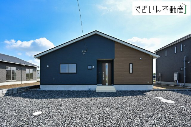 【外観】 | CRADLE GARDEN加須市北下新井 第6　【平屋】新築住宅 | ≪3号棟≫南向きの穏やかな佇まいが、家族の新しい日常を優しく包み込む。静かな街並みに、安心して子育てできる環境が整っています。
現地(2026年9月撮影)