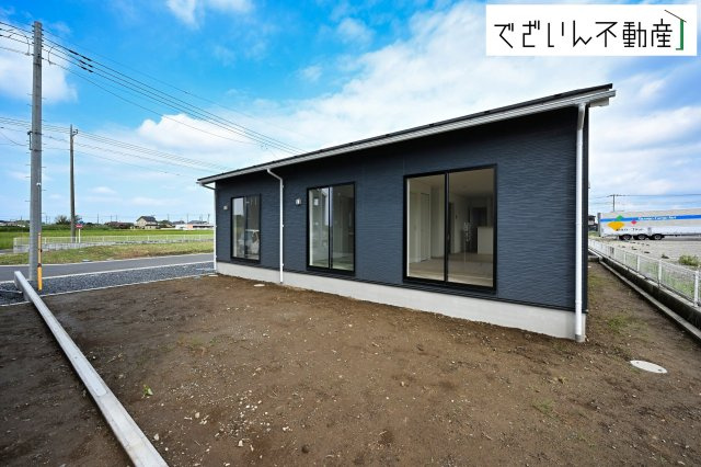 【前面道路含む現地写真】 | CRADLE GARDEN加須市北下新井 第6　【平屋】新築住宅 | ≪3号棟≫穏やかな佇まいが、家族の新しい日常を優しく包み込む。静かな街並みに、安心して子育てできる環境が整っています。
現地(2026年9月撮影)