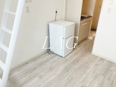 【居間・リビング】 | パンシオン町田 | 洋室のお部屋です。（冷蔵庫は残置物です）
