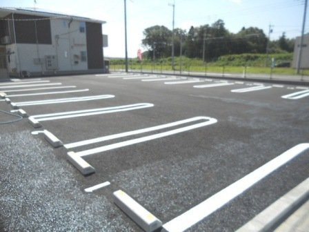 チセ・サポアクの駐車場|敷地内に駐車場があり、日々の車移動もスムーズです