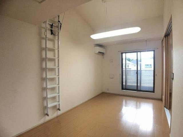 チセ・サポアクの居間・リビング|吹き抜けで開放的なLDKと便利な小屋裏収納
