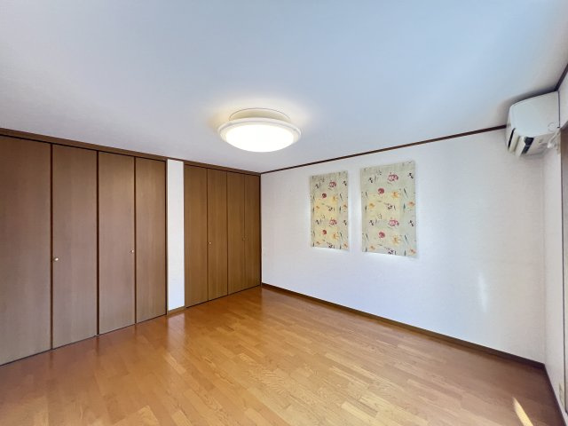 香芝市旭ヶ丘1丁目の洋室|広い洋室