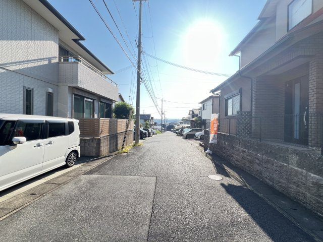 香芝市旭ヶ丘1丁目の前面道路含む現地写真
