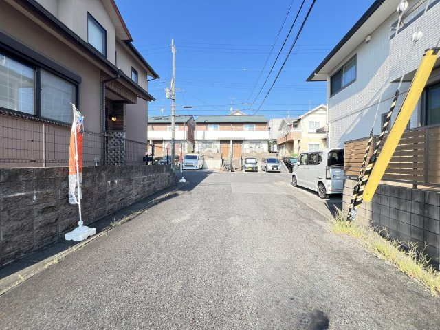 香芝市旭ヶ丘1丁目の前面道路含む現地写真