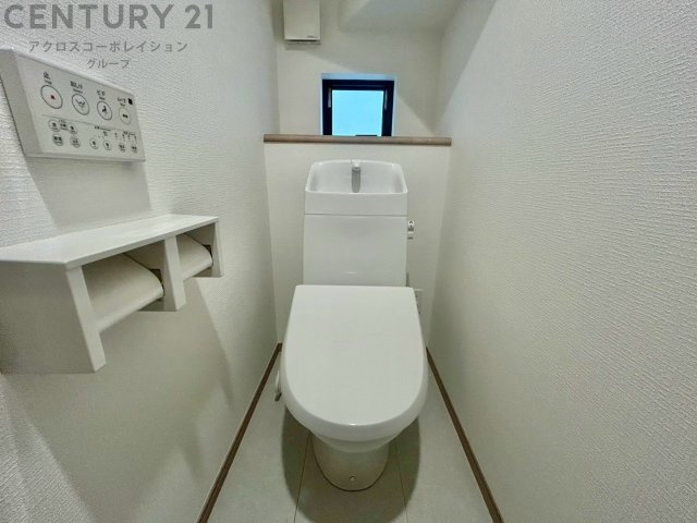 温水洗浄便座付トイレは温水洗浄機能により、暖かい水でおしりを洗浄することができ、冷たい水を使う従来の便座に比べ、温水洗浄機能で暖かいトイレを提供し、快適な使用を可能にします。