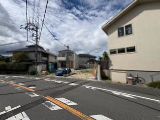 【前面道路含む現地写真】 | 庭代台１丁　新築一戸建 | 玄関にシューズボックスありますよ！玄関周りもスッキリ片付きますね♪