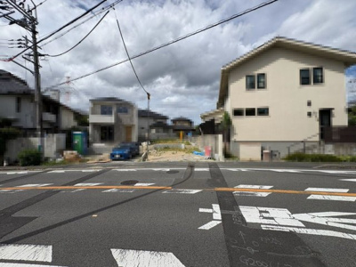 【前面道路含む現地写真】 | 庭代台１丁　新築一戸建 | 前面道路約１２．３ｍ！広々とした前面道路です！運転が苦手な方も安心ですね！