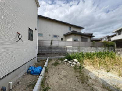 【外観】 | 庭代台１丁　新築一戸建 | 家族を身近に感じる対面式キッチンです！３口コンロ・浄水器付きのシステムキッチンです♪パントリーございます！キッチン回りもすっきり片付きますね♪