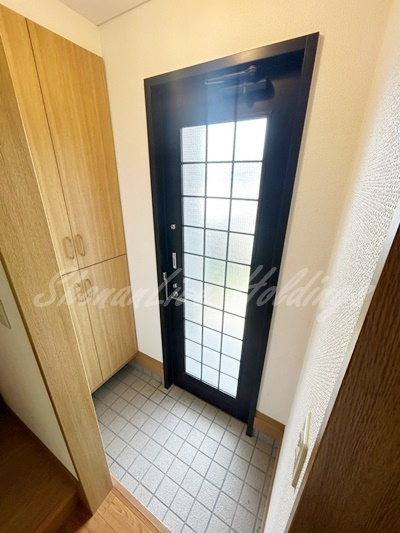 鎌倉市七里ガ浜２丁目のアパートの玄関
