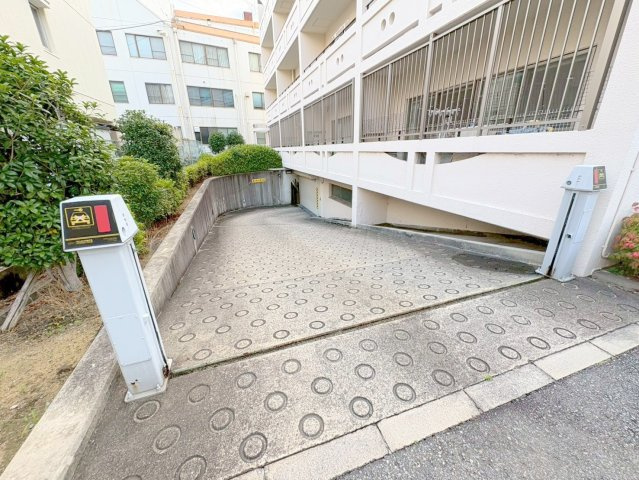 ロイヤルメゾン宝塚南の駐車場