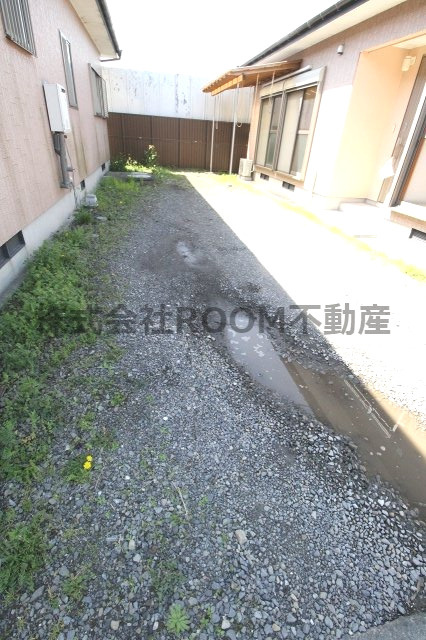 原口貸家(樺山3111)の駐車場