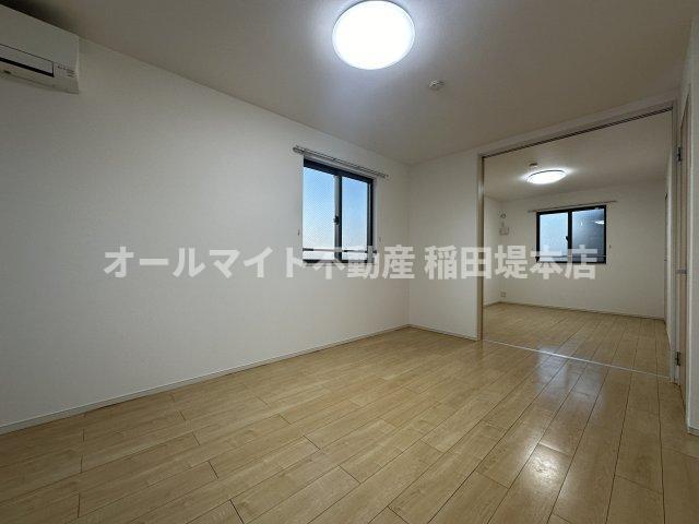 稲城市矢野口のアパートの居間・リビング|別部屋反転画像