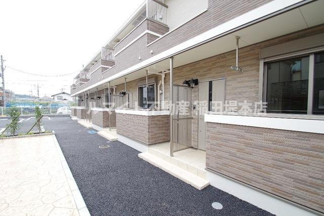 稲城市矢野口のアパートのエントランス|別部屋反転画像