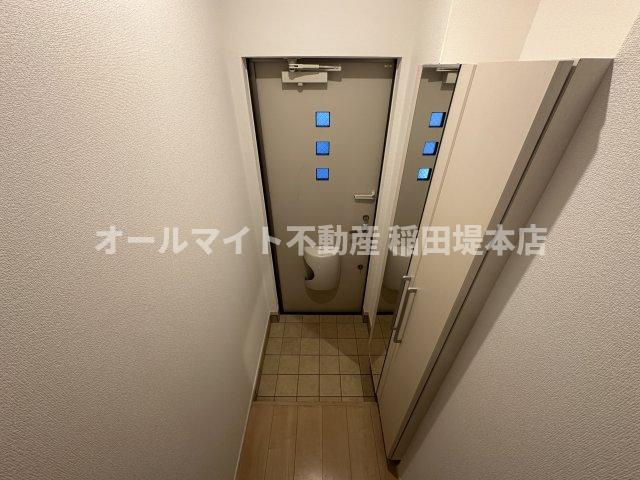 稲城市矢野口のアパートの玄関|別部屋反転画像