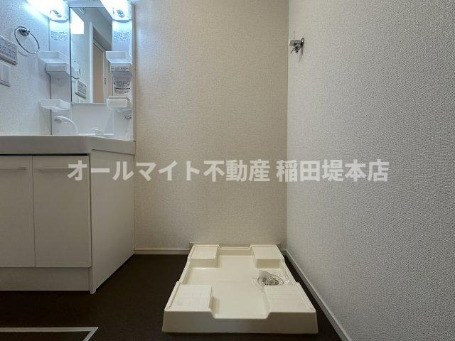 稲城市矢野口のアパートの洗面所|別部屋反転画像