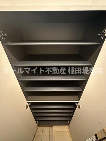 稲城市矢野口のアパートの収納|別部屋反転画像