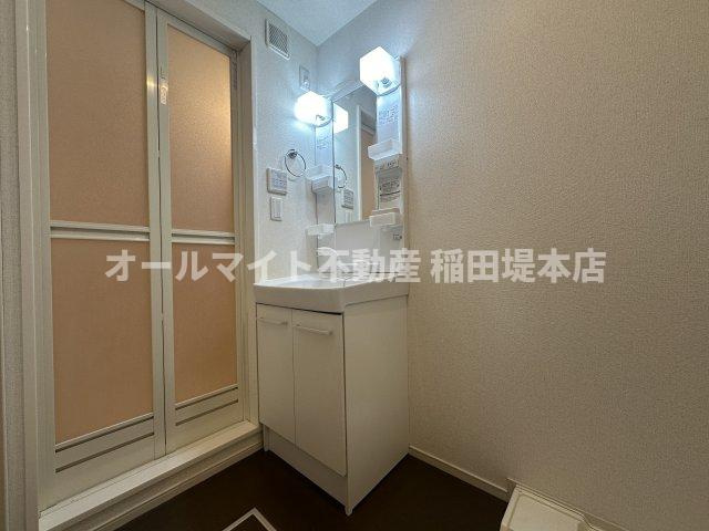 稲城市矢野口のアパートの洗面所|別部屋反転画像