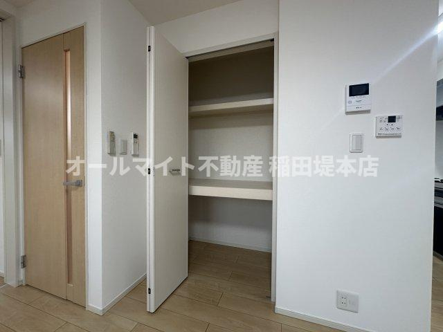 稲城市矢野口のアパートの収納|別部屋反転画像