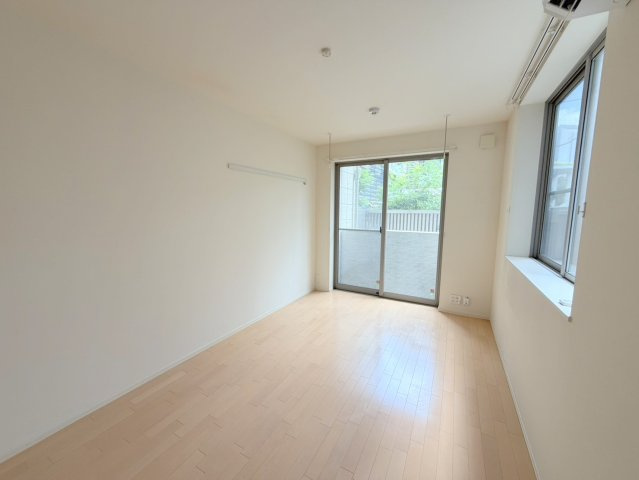 ヒルコート常盤松の寝室|★※他号室の写真です　明るいフローリングの角部屋です★