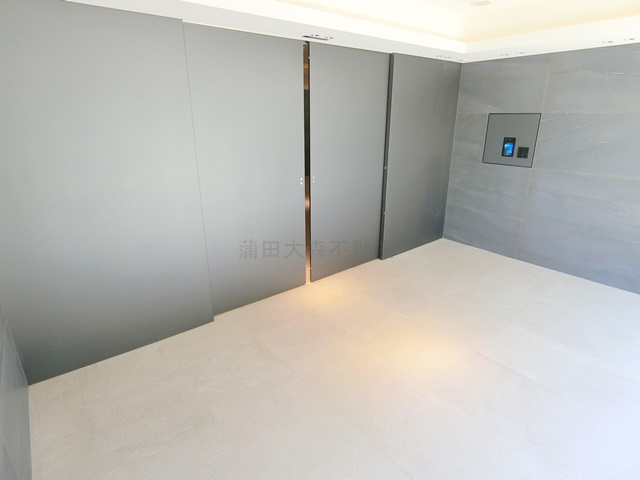 シーズンフラッツ大森西のエントランス|オートロックと宅配ボックス付きのエントランス