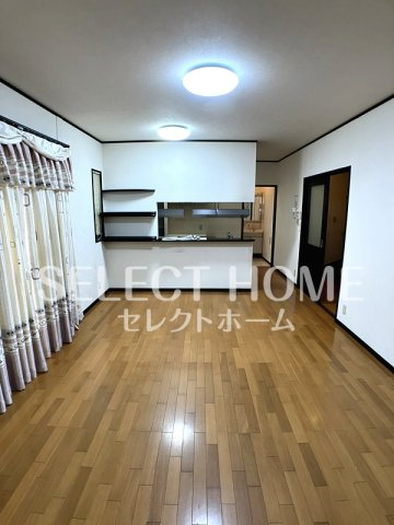 【居間・リビング】 | 戸崎町榎ヶ坪貸家 | こちらのリビングで趣味の時間をお楽しみください