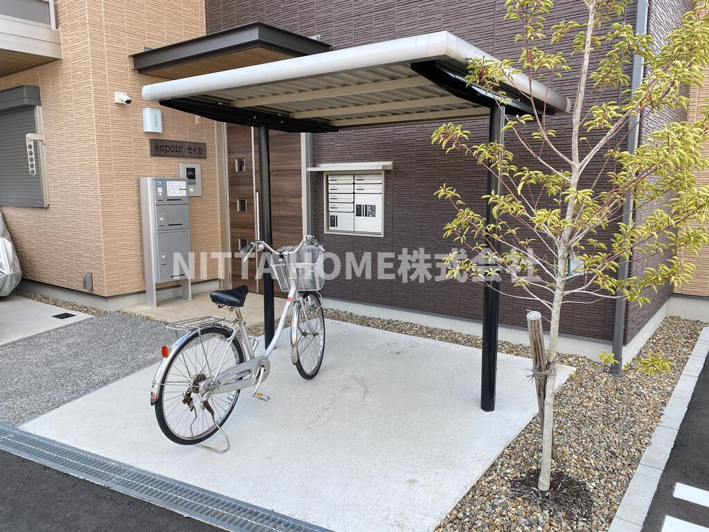 エスポワール・セイカのエントランス|屋根付き駐輪場は無料で使用可能◎