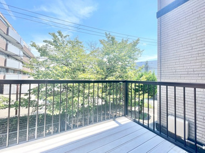 【バルコニー】 | 豊中市穂積１丁目中古戸建 | 物件を比較検討したいお客様には、「物件比較見学プラン」をご用意しております。こちらの物件だけでなく、お客様の希望に沿った物件を、いくつかまとめてご案内させて頂きます。