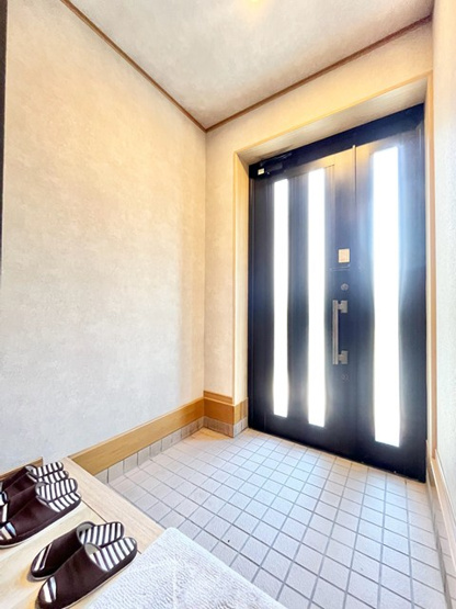 【玄関】 | 豊中市穂積１丁目中古戸建 | こちらの物件近くの教育施設や、スーパー・公園など、物件周辺の住環境を併せてご案内させて頂きます。ぜひ、現地での暮らしをイメージなさって下さい！
